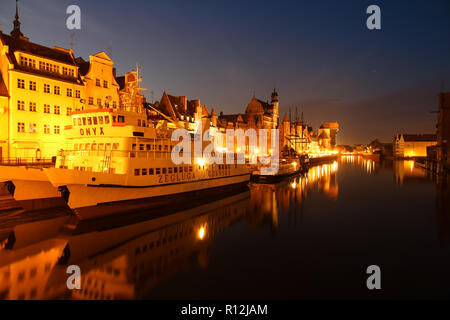 GDANSK, POLOGNE - OCT 03, 2012 : vue sur la rivière Motlawa après le coucher du soleil au début de soirée avec la vieille ville de Gdansk, l'architecture des entrepôts, riverfron Banque D'Images