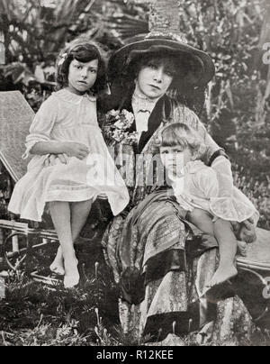 Sarah Bernhardt avec ses arrière-petits-enfants, les enfants de Mme Gross, Maurice Bernhardt's daughter. Sarah Bernhardt naissance Henriette-Rosine Bernard, 1844 - 1923. Comédienne française. De La Esfera, publié en 1921. Banque D'Images