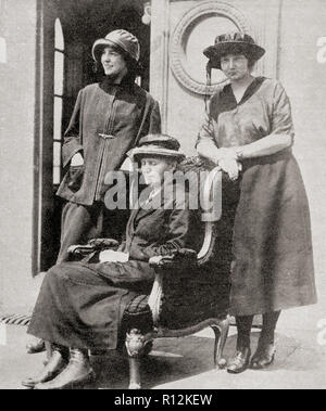 Madame Curie, au centre, vue ici avec ses deux filles, Irène et Ève. Marie Skłodowska Curie, née Maria Salomea Skłodowska, 1867 à 1934. Physicienne et chimiste polonaise et naturalisée française. Elle est assise dans un fauteuil tandis que ses filles se tiennent à ses côtés, toutes portant des chapeaux. De La Esfera, publié en 1921. Banque D'Images