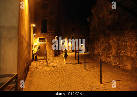 Femme marche dans la rue de Rome la nuit, Rome, Latium, Italie Banque D'Images