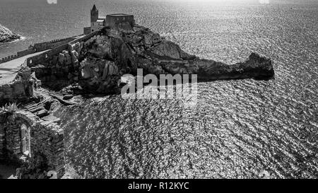 Belle vue panoramique en noir et blanc de l'église de San Pietro à Portovenere, ligurie, italie Banque D'Images