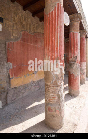 Mur de soutien et de colonnes dans le fouilles de l'ancienne ville romaine de Herculanum / Ercolano, près de Naples, Italie. Banque D'Images