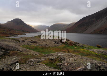 La lumière du soleil tombe sur Grand Gable côté montagne sur un ciel couvert contre Wastwater, Lake District, Cumbria Banque D'Images