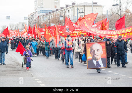 Tioumen, Russie - 7 novembre, 2018 : Démonstration sur Respubliki Street et d'une réunion de communistes en l'honneur de 101 Anniversaires de equité Octobre Banque D'Images