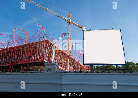 Blank billboard dans le site de construction pour une maison en construction Banque D'Images