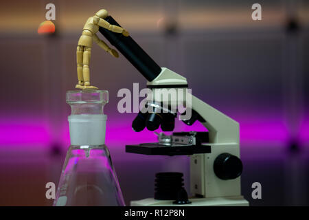 Poupée homme dessin charnière et microscope Banque D'Images