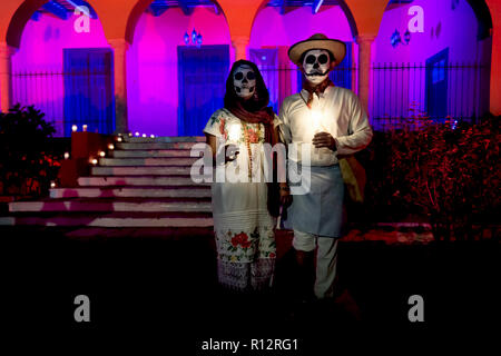 Merida, Mexique, Général Cementerio - 31 octobre 2018 Sur mesure : l'homme et de la femme avec des vêtements blancs traditionnels mexicains avec crâne et make-up en face de Banque D'Images