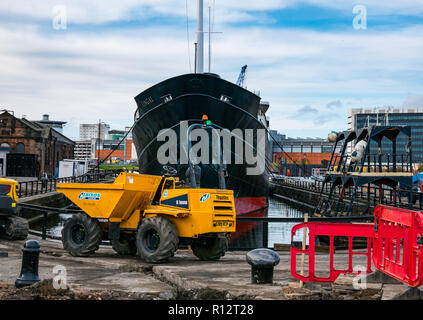 Leith, Édimbourg, Écosse, Royaume-Uni, 8 novembre 2018. L'hôtel flottant Royal Yacht Britannia se déplace à l'amarrage permanent : MV Fingal, ancien navire de phare tendre a été repeint et déplacé à Alexandra Dock dans le port historique de Leith. Il a été en cours de rénovation pour le transformer en un hôtel de 23 chambres. Des travaux de construction sont en cours pour créer un site d'entrée. L'hôtel flottant de luxe 5 étoiles ouvrira ses portes en janvier 2019 Banque D'Images