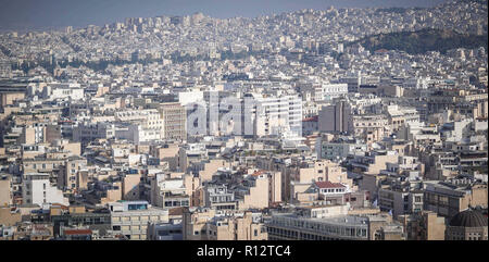 24 octobre 2018 - Athènes, Attique, Grèce - une vue générale du centre-ville d''Athènes..L'acropole d'Athènes est une ancienne citadelle située sur un éperon rocheux au-dessus de la ville d'Athènes et contient les vestiges de plusieurs anciens bâtiments de grande importance historique et architecturale, la plus célèbre étant le Parthénon. (Crédit Image : © Ioannis Alexopoulos/SOPA des images à l'aide de Zuma sur le fil) Banque D'Images