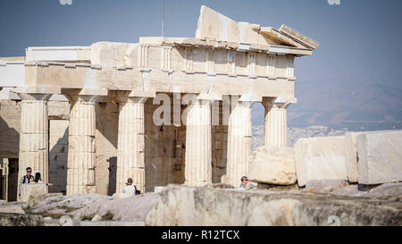 24 octobre 2018 - Grèce - Tourist vu assister à une saison d'excursion à la colline de l'Acropole..L'acropole d'Athènes est une ancienne citadelle située sur un éperon rocheux au-dessus de la ville d'Athènes et contient les vestiges de plusieurs anciens bâtiments de grande importance historique et architecturale, la plus célèbre étant le Parthénon. (Crédit Image : © Ioannis Alexopoulos/SOPA des images à l'aide de Zuma sur le fil) Banque D'Images