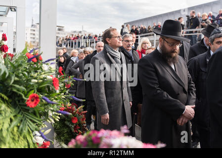 Le maire de Berlin, Michael Muller vu pendant le chemin de commémoration en souvenir des pogroms après 80 ans. Cérémonie de commémoration du pogrom de Novembre 1938, entre 7 et 13 novembre 1938, environ 400 personnes ont été assassinées ou enfoncés dans le suicide par Nazis. Au cours de la célébration, les guirlandes ont été portées à l'Holocaust Memorial et les noms de 55 696 Juifs ont été assassinés Berlin lire à haute voix. Banque D'Images