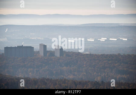 Stuttgart, Allemagne. 07Th Nov, 2018. Vue depuis la tour de télévision de l'Asemwaldsiedlung (l) et du parc des expositions de Stuttgart. Credit : Marijan Murat/dpa/Alamy Live News Banque D'Images