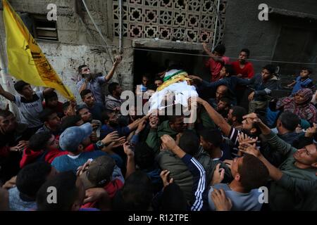 Khan Younis, dans la bande de Gaza, territoire palestinien. Nov 8, 2018. Transporter le corps du défunt palestinien de Ahmed Al Najar, 21 ans, à sa famille à la Chambre lors de ses funérailles à Khan Younis dans le sud de la bande de Gaza, Jeudi, Novembre 8, 2018 : Crédit d'Ashraf Amra/APA/Images/fil ZUMA Alamy Live News Banque D'Images