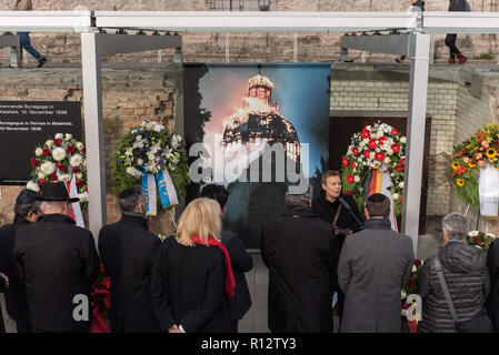 Berlin, Berlin, Allemagne. Nov 8, 2018. Les juifs de Berlin vu pendant le chemin de commémoration en souvenir des pogroms après 80 years.Commemoration la cérémonie de pogroms de novembre 1938, entre 7 et 13 novembre 1938, environ 400 personnes ont été assassinées ou enfoncés dans le suicide par Nazis. Au cours de la célébration, les guirlandes ont été portées à l'Holocaust Memorial et les noms de 55 696 Juifs ont été assassinés Berlin lire à haute voix. Photo : Markus Heine/SOPA Images/ZUMA/Alamy Fil Live News Banque D'Images