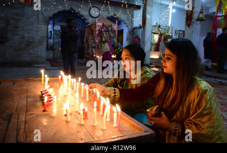 7 novembre 2018 - célébrations ont lieu à la veille de la fête de Diwali, la fête hindoue de la lumière, à Srinagar, dans le Cachemire sous administration indienne, le 07 novembre 2018. Diwali est une fête hindoue célébrée dans la saison d'automne chaque année et signifie la défaite de l'obscurité et le mal. Une visite aux familles des temples hindous de réciter des prières et allumer des bougies, ils ont également acheter des pétards, des lampes, et des bonbons. Diwali célèbre le dieu Hindou Ramaâ revient à son royaume Ayodhya après 14 ans d'exil. L'hindouisme est la deuxième religion dans le Cachemire sous administration indienne après l'Islam (crédit Image : © Mu Banque D'Images