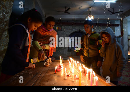 7 novembre 2018 - célébrations ont lieu à la veille de la fête de Diwali, la fête hindoue de la lumière, à Srinagar, dans le Cachemire sous administration indienne, le 07 novembre 2018. Diwali est une fête hindoue célébrée dans la saison d'automne chaque année et signifie la défaite de l'obscurité et le mal. Une visite aux familles des temples hindous de réciter des prières et allumer des bougies, ils ont également acheter des pétards, des lampes, et des bonbons. Diwali célèbre le dieu Hindou Ramaâ revient à son royaume Ayodhya après 14 ans d'exil. L'hindouisme est la deuxième religion dans le Cachemire sous administration indienne après l'Islam (crédit Image : © Mu Banque D'Images