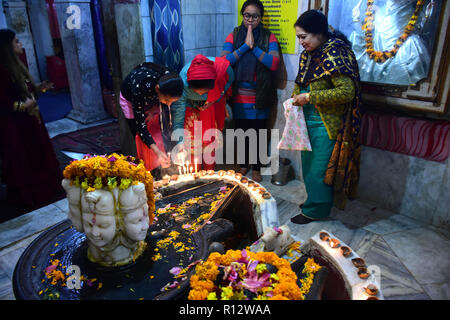 7 novembre 2018 - célébrations ont lieu à la veille de la fête de Diwali, la fête hindoue de la lumière, à Srinagar, dans le Cachemire sous administration indienne, le 07 novembre 2018. Diwali est une fête hindoue célébrée dans la saison d'automne chaque année et signifie la défaite de l'obscurité et le mal. Une visite aux familles des temples hindous de réciter des prières et allumer des bougies, ils ont également acheter des pétards, des lampes, et des bonbons. Diwali célèbre le dieu Hindou Ramaâ revient à son royaume Ayodhya après 14 ans d'exil. L'hindouisme est la deuxième religion dans le Cachemire sous administration indienne après l'Islam (crédit Image : © Mu Banque D'Images