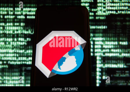 Cracovie, Pologne. Nov 8, 2018. Logo Navigateur Adblock est vu sur un appareil mobile Android. Credit : Omar Marques/SOPA Images/ZUMA/Alamy Fil Live News Banque D'Images