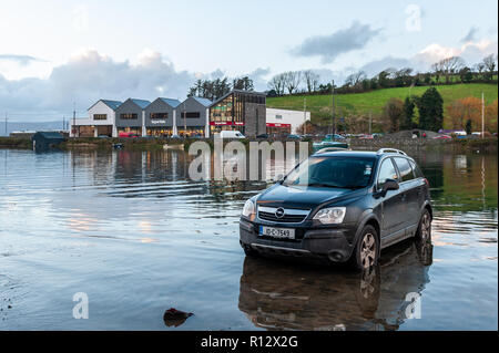 Bantry, West Cork, Irlande. 8 novembre 2018. Bien que la journée soit sèche et calme, Bantry Quays a encore inondé ce soir comme prélude à la prévision de vent jaune de demain pour Munster. Credit: Andy Gibson/Alay Live News. Banque D'Images