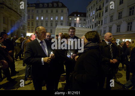 Vienne, Autriche. 08. Novembre 2018. Au cours de l'année commémorative 2018, les souvenirs des événements de la Shoah sont au premier plan de la Communauté juive de Vienne. Avec la marche commémorative, la Commission de la jeunesse de la communauté juive de Vienne illuminera une lumière d'espoir pour l'avenir sur 8 novembre et commémorera les pogroms de novembre. La photo montre la secrétaire d'Etat Karoline Edtstadler (ÖVP), Wolfgang Sobotka (ÖVP) et Oskar Deutsch. Credit: Franz PERC / Alamy Live News Banque D'Images