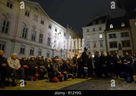 Vienne, Autriche. 08. Novembre 2018. Au cours de l'année commémorative 2018, les souvenirs des événements de la Shoah sont au premier plan de la Communauté juive de Vienne. Avec la marche commémorative, la Commission de la jeunesse de la communauté juive de Vienne illuminera une lumière d'espoir pour l'avenir sur 8 novembre et commémorera les pogroms de novembre. La photo montre l'événement final à Judenplatz. Credit: Franz PERC / Alamy Live News Banque D'Images