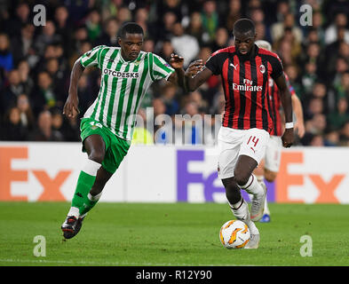 Europa League. ; Séville ; ESPAGNE - Novembre 04 : William Carvalho(L) de Real Betis est en concurrence pour le bal avec Tiemoue Bakayoko(R) de Milan en partie appartenant à la phase de groupes de l'UEFA Europa League ; ; (Groupe F) ; face à la Real Betis v stade Benito Villamarin ; Milan ; le 08 novembre, 2018 ; photo:Cristobal Duenas/Cordon Press Banque D'Images