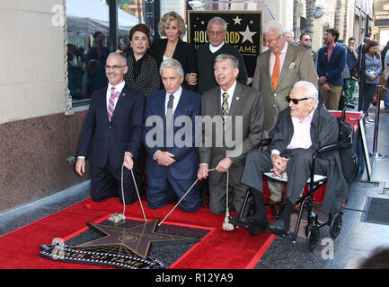 Hollywood, CA, USA. Nov 6, 2018. 06 novembre 2018 - Hollywood, Californie - Mitch O'Farrell, Michael Douglas, Jane Fonda, Leron Gubler, Ron Meyer, Vin Di Bona, Kirk Douglas Michael Douglas honoré avec étoile sur le Hollywood Walk of Fame. Crédit photo : F. Sadou/AdMedia Crédit : F. Sadou/AdMedia/ZUMA/Alamy Fil Live News Banque D'Images