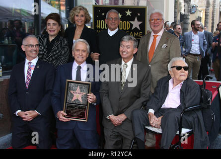 Hollywood, CA, USA. Nov 6, 2018. 06 novembre 2018 - Hollywood, Californie - Mitch O'Farrell, Michael Douglas, Jane Fonda, Leron Gubler, Ron Meyer, Vin Di Bona, Kirk Douglas Michael Douglas honoré avec étoile sur le Hollywood Walk of Fame. Crédit photo : F. Sadou/AdMedia Crédit : F. Sadou/AdMedia/ZUMA/Alamy Fil Live News Banque D'Images