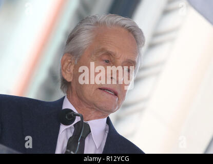 Hollywood, CA, USA. Nov 6, 2018. 06 novembre 2018 - Hollywood, Californie - Michael Douglas Michael Douglas honoré avec étoile sur le Hollywood Walk of Fame. Crédit photo : F. Sadou/AdMedia Crédit : F. Sadou/AdMedia/ZUMA/Alamy Fil Live News Banque D'Images