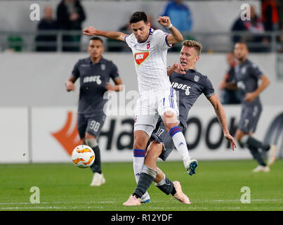 Budapest, Hongrie. 8 novembre, 2018. (R-l) Georgi Milanov De Vidi FC est en concurrence pour le bal avec Pontus Wernbloom de PAOK au cours de la phase de groupes de l'UEFA Europa League match entre Vidi et FC PAOK de Groupama Arena le 8 novembre 2018 à Budapest, Hongrie. Credit : Laszlo Szirtesi/Alamy Live News Banque D'Images