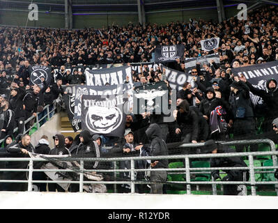 Budapest, Hongrie. 8 novembre, 2018. Ultra fans de PAOK ascenseur de banderoles avant l'UEFA Europa League Phase de groupes match entre Vidi et FC PAOK de Groupama Arena le 8 novembre 2018 à Budapest, Hongrie. Credit : Laszlo Szirtesi/Alamy Live News Banque D'Images