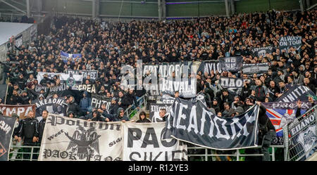 Budapest, Hongrie. 8 novembre, 2018. Ultra fans de PAOK ascenseur de banderoles avant l'UEFA Europa League Phase de groupes match entre Vidi et FC PAOK de Groupama Arena le 8 novembre 2018 à Budapest, Hongrie. Credit : Laszlo Szirtesi/Alamy Live News Banque D'Images