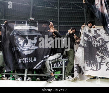 Budapest, Hongrie. 8 novembre, 2018. Un ultra fan de PAOK montre son majeur avant l'UEFA Europa League Phase de groupes match entre Vidi et FC PAOK de Groupama Arena le 8 novembre 2018 à Budapest, Hongrie. Credit : Laszlo Szirtesi/Alamy Live News Banque D'Images