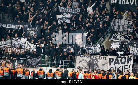 Budapest, Hongrie. 8 novembre, 2018. Ultra fans de PAOK ascenseur de banderoles pendant la phase de groupes de l'UEFA Europa League match entre Vidi et FC PAOK de Groupama Arena le 8 novembre 2018 à Budapest, Hongrie. Credit : Laszlo Szirtesi/Alamy Live News Banque D'Images