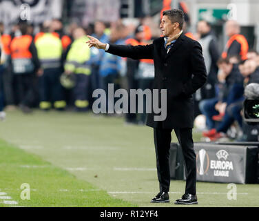 Budapest, Hongrie. 8 novembre, 2018. L'entraîneur-chef Razvan Lucescu de PAOK réagit au cours de la phase de groupes de l'UEFA Europa League match entre Vidi et FC PAOK de Groupama Arena le 8 novembre 2018 à Budapest, Hongrie. Credit : Laszlo Szirtesi/Alamy Live News Banque D'Images