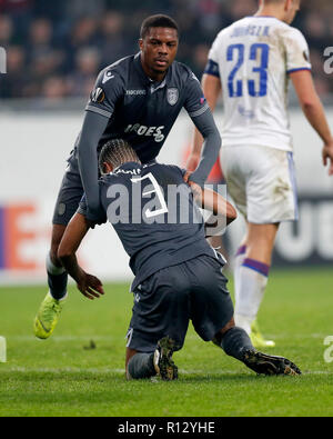 Budapest, Hongrie. 8 novembre, 2018. (L-r) Chuba Akpom de PAOK aide Leo Matos de PAOK au cours de la phase de groupes de l'UEFA Europa League match entre Vidi et FC PAOK de Groupama Arena le 8 novembre 2018 à Budapest, Hongrie. Credit : Laszlo Szirtesi/Alamy Live News Banque D'Images