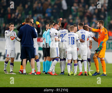 Budapest, Hongrie. 8 novembre, 2018. Coéquipiers De Vidi FC (l-r : Mate Patkai, Attila Fiola # 5, # 22 Stopira, Istvan Kovacs # 10, # 8 Anel Hadzic, Loic Nego # 11 et le gardien de but Adam Kovacsik) célébrer la victoire après l'UEFA Europa League Phase de groupes match entre Vidi et FC PAOK de Groupama Arena le 8 novembre 2018 à Budapest, Hongrie. Credit : Laszlo Szirtesi/Alamy Live News Banque D'Images