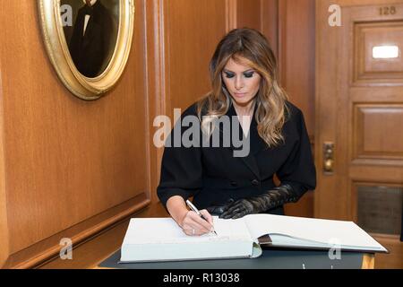 Washington DC, USA. 8Th Nov 2018. La première dame des États-Unis Melania Trump signe le livre d'or lors d'une rencontre avec les juges de la Cour suprême dans la salle de conférence des juges avant la cérémonie le 8 novembre 2018 à Washington, DC. Credit : Planetpix/Alamy Live News Banque D'Images