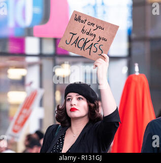 New York, USA. 8Th Nov 2018. Rassemblement pour soutenir l'enquête de Robert Mueller qui a eu lieu à Times Square à New York City, New York le 8 novembre, 2018. Crédit : Michael Brochstein/Alamy Live News Banque D'Images
