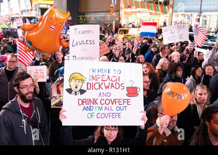 New York, USA. 8Th Nov 2018. Rassemblement pour soutenir l'enquête de Robert Mueller qui a eu lieu à Times Square à New York City, New York le 8 novembre, 2018. Crédit : Michael Brochstein/Alamy Live News Banque D'Images