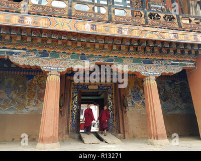 Gangteng, Bhoutan. 19 Oct, 2018. Deux jeunes moines marchant à travers la sortie de la monastère Gangtey dans la partie centrale de la vallée de Phobjikha bhoutanais. La légende veut qu'un yeti peau réside dans le monastère - ou le cadavre d'un homme nain mythologique. Credit : Nick Kaiser/dpa/Alamy Live News Banque D'Images