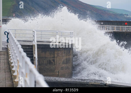 Pays de Galles Aberystwyth UK, 9e mai 2018. UK Weather : Au matin, marée haute, d'énormes vagues briser contre les murs à Aberystwyth car le temps tourne à nouveau pluvieux et venteux. Le Met Office ont émis un avertissement jaune pour des vents violents, de fortes pluies et la probabilité d'inondations fluviales et côtières pour de grandes parties du sud du Pays de Galles et l'ouest pays aujourd'hui crédit photo Keith Morris/Alamy Live News Banque D'Images