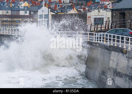 Pays de Galles Aberystwyth UK, 9e mai 2018. UK Weather : Au matin, marée haute, d'énormes vagues briser contre les murs à Aberystwyth car le temps tourne à nouveau pluvieux et venteux. Le Met Office ont émis un avertissement jaune pour des vents violents, de fortes pluies et la probabilité d'inondations fluviales et côtières pour de grandes parties du sud du Pays de Galles et l'ouest pays aujourd'hui crédit photo Keith Morris/Alamy Live News Banque D'Images