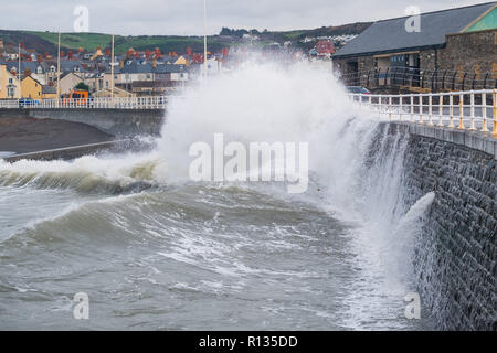 Pays de Galles Aberystwyth UK, 9e mai 2018. UK Weather : Au matin, marée haute, d'énormes vagues briser contre les murs à Aberystwyth car le temps tourne à nouveau pluvieux et venteux. Le Met Office ont émis un avertissement jaune pour des vents violents, de fortes pluies et la probabilité d'inondations fluviales et côtières pour de grandes parties du sud du Pays de Galles et l'ouest pays aujourd'hui crédit photo Keith Morris/Alamy Live News Banque D'Images