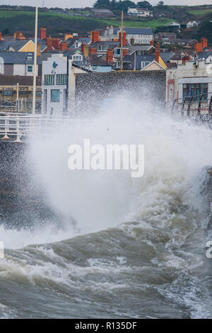 Pays de Galles Aberystwyth UK, 9e mai 2018. UK Weather : Au matin, marée haute, d'énormes vagues briser contre les murs à Aberystwyth car le temps tourne à nouveau pluvieux et venteux. Le Met Office ont émis un avertissement jaune pour des vents violents, de fortes pluies et la probabilité d'inondations fluviales et côtières pour de grandes parties du sud du Pays de Galles et l'ouest pays aujourd'hui crédit photo Keith Morris/Alamy Live News Banque D'Images