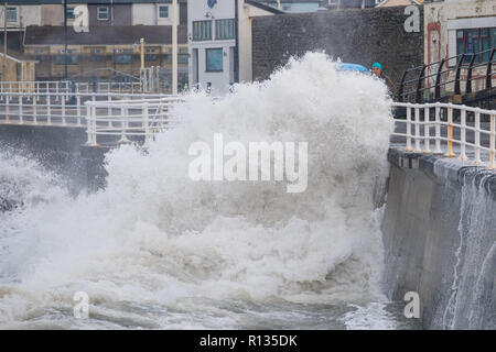 Pays de Galles Aberystwyth UK, 9e mai 2018. UK Weather : Au matin, marée haute, d'énormes vagues briser contre les murs à Aberystwyth car le temps tourne à nouveau pluvieux et venteux. Le Met Office ont émis un avertissement jaune pour des vents violents, de fortes pluies et la probabilité d'inondations fluviales et côtières pour de grandes parties du sud du Pays de Galles et l'ouest pays aujourd'hui crédit photo Keith Morris/Alamy Live News Banque D'Images