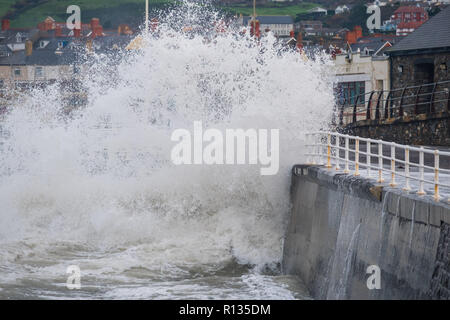 Pays de Galles Aberystwyth UK, 9e mai 2018. UK Weather : Au matin, marée haute, d'énormes vagues briser contre les murs à Aberystwyth car le temps tourne à nouveau pluvieux et venteux. Le Met Office ont émis un avertissement jaune pour des vents violents, de fortes pluies et la probabilité d'inondations fluviales et côtières pour de grandes parties du sud du Pays de Galles et l'ouest pays aujourd'hui crédit photo Keith Morris/Alamy Live News Banque D'Images