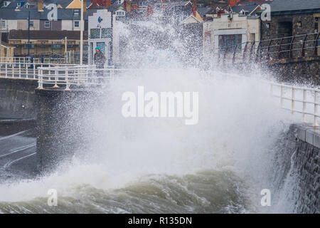 Pays de Galles Aberystwyth UK, 9e mai 2018. UK Weather : Au matin, marée haute, d'énormes vagues briser contre les murs à Aberystwyth car le temps tourne à nouveau pluvieux et venteux. Le Met Office ont émis un avertissement jaune pour des vents violents, de fortes pluies et la probabilité d'inondations fluviales et côtières pour de grandes parties du sud du Pays de Galles et l'ouest pays aujourd'hui crédit photo Keith Morris/Alamy Live News Banque D'Images