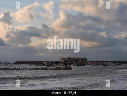 Lyme Regis, Dorset, Royaume-Uni. 9 novembre 2018. Météo britannique: Des nuages inquiétants se rassemblent sur la Cobb à Lyme Regis ce matin avant la tempête Deirde. De fortes pluies et des vents violents sont prévus dans le sud-ouest de l'Angleterre pendant le week-end, les zones côtières devant être battues à mesure que le temps sauvage frappe. Crédit : DWR/Alamy Live News Banque D'Images