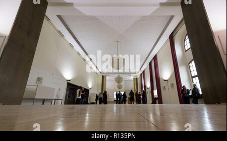 Dresde, Allemagne. 09Th Nov, 2018. Les journalistes sont présents à une conférence de presse pour présenter la conception de la mise en œuvre structurelle de l'Archive de l'avant-garde dans la maison de rondins. Le bâtiment abritera une grande collection d'art à partir de 2022. Credit : Monika Skolimowska/dpa-Zentralbild/dpa/Alamy Live News Banque D'Images